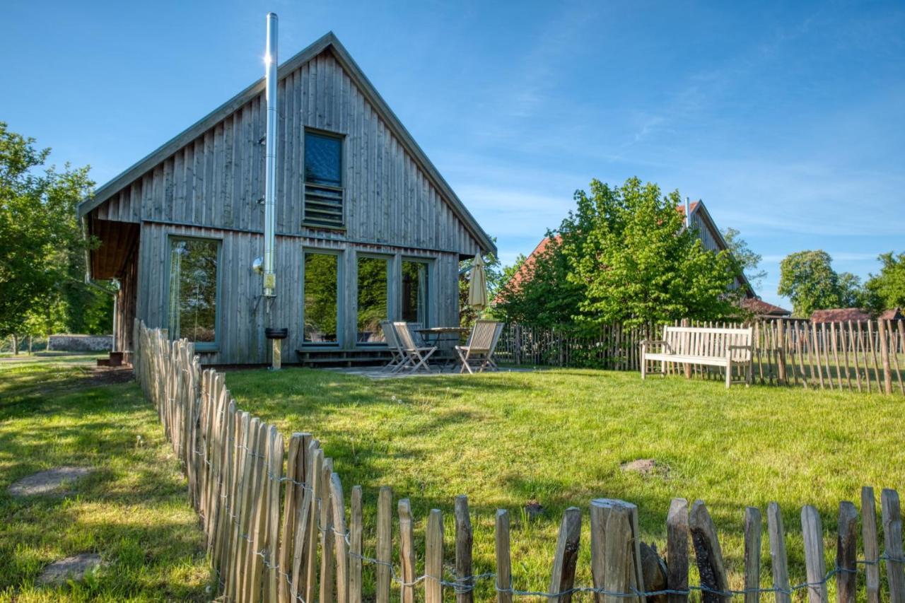 Traumhaff Kuestenchalets - Einzigartige Chalets An Der Ostsee. Ganz Aus Laerchenholz Mit Kamin Und Sauna Vogelsang-Warsin المظهر الخارجي الصورة